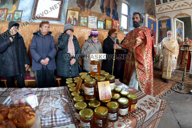 На празника на св.Харалмпий освещаваме мед за здраве