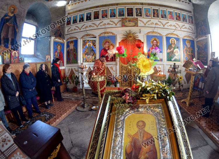 На празника на св.Харалмпий освещаваме мед за здраве