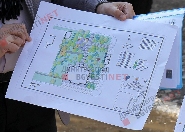 Започна изграждането на нова детска площадка и стрийт фитнес в центъра на града