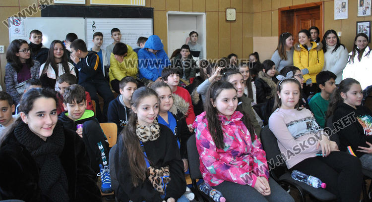 Урок от първо лице: В „Паисий“ учат за инструментите с Духовия оркестър на Хасково