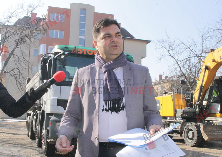 Започна изграждането на нова детска площадка и стрийт фитнес в центъра на града