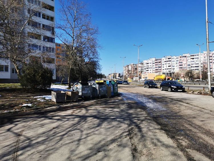 Местят контейнери за смет за по-добра видимост на пътя