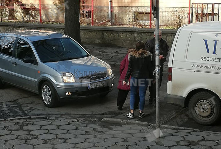 Охранител пропусна кръстовище в центъра на Кърджали, удари колата на девойка на заден ход /снимки/