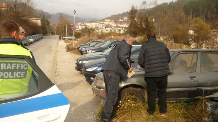 Една от акциите на община Смолян за премахване на излезлите от употреба МПС, паркирани на терени общинска собственост  