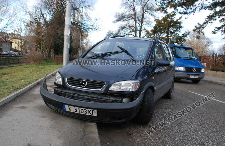 Опел се разби до Градската градина в Хасково