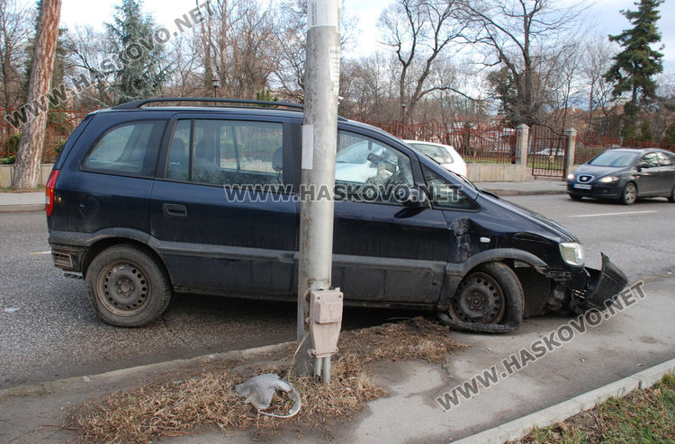 Опел се разби до Градската градина в Хасково