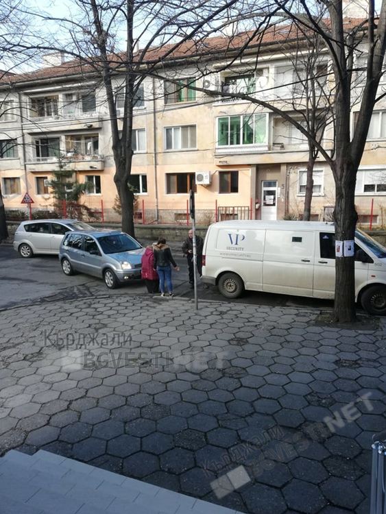 Охранител пропусна кръстовище в центъра на Кърджали, удари колата на девойка на заден ход /снимки/