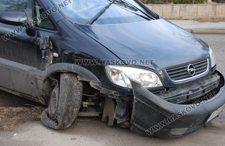 Опел се разби до Градската градина в Хасково