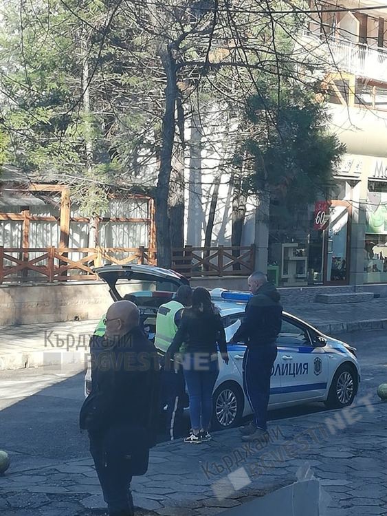 Охранител пропусна кръстовище в центъра на Кърджали, удари колата на девойка на заден ход /снимки/