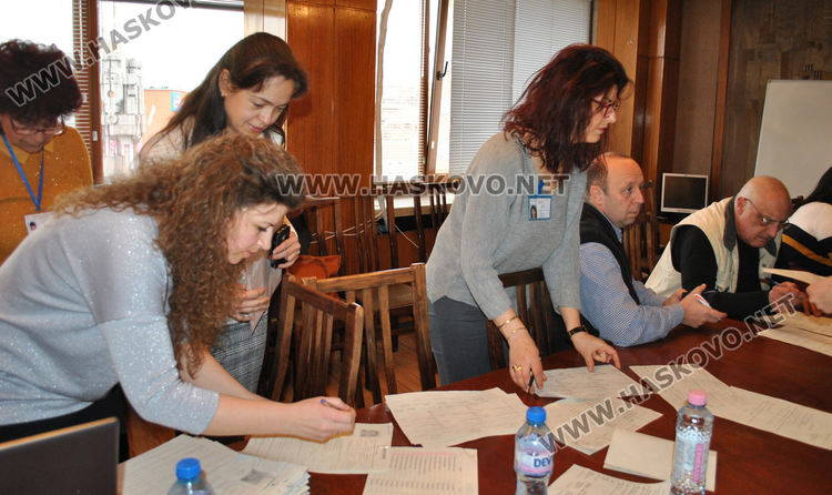 70 данъчни и техни близки подмениха лични документи в НАП