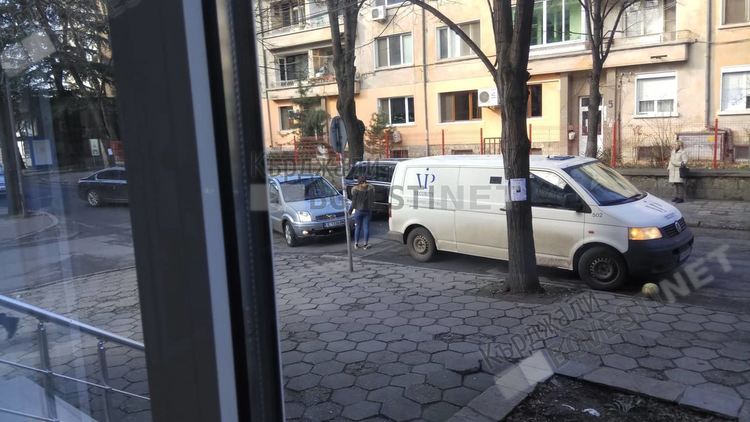 Охранител пропусна кръстовище в центъра на Кърджали, удари колата на девойка на заден ход /снимки/