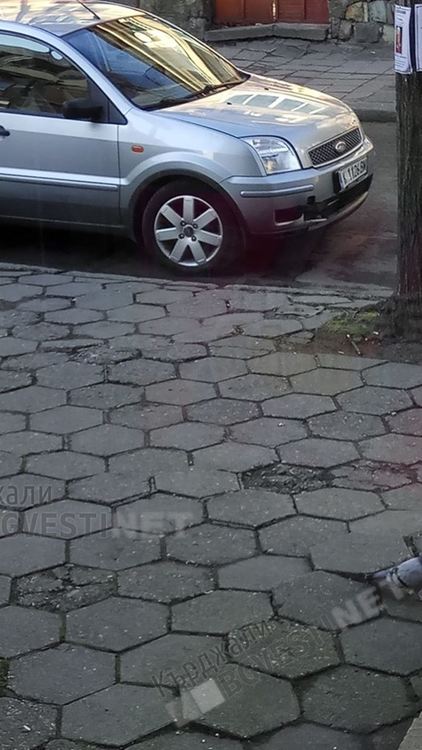 Охранител пропусна кръстовище в центъра на Кърджали, удари колата на девойка на заден ход /снимки/