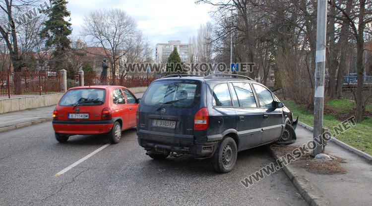 Опел се разби до Градската градина в Хасково