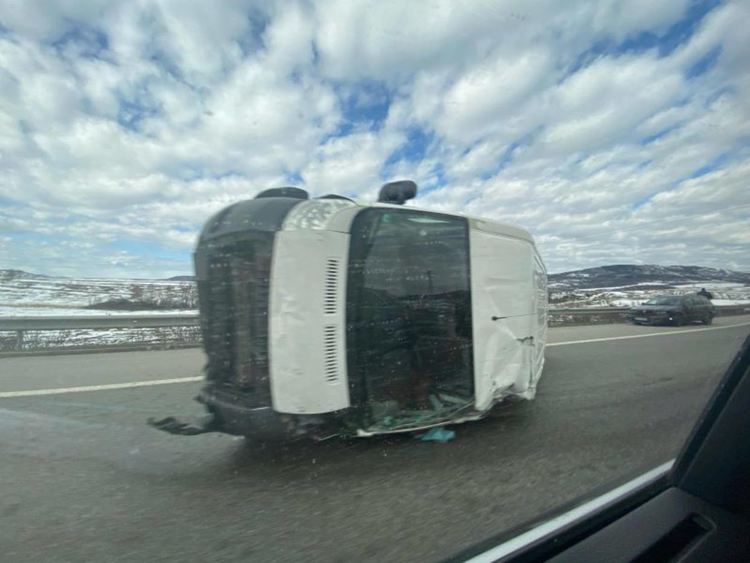 Внимание! Катастрофа край Перник, пътят е затворен след завой