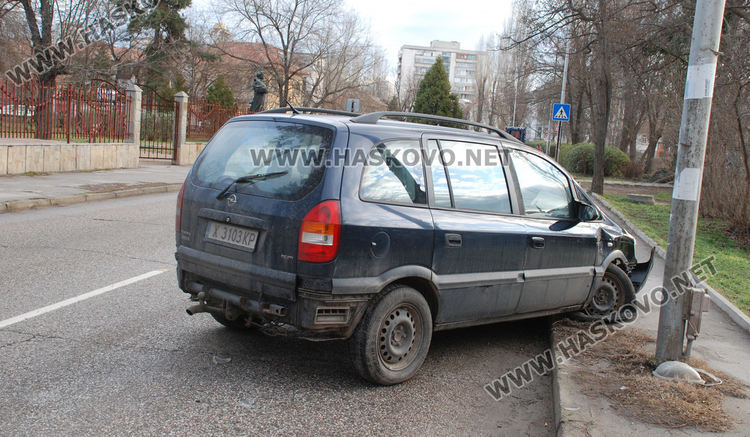 Опел се разби до Градската градина в Хасково