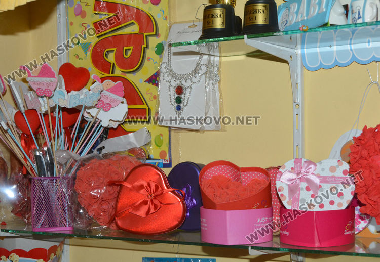 Белезници, зарчета и сърца са сред най-търсените подаръци за Свети Валентин