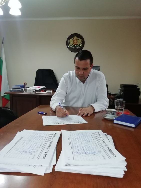 Областният управител подкрепи подписката срещу съкращенията в Дома на културата