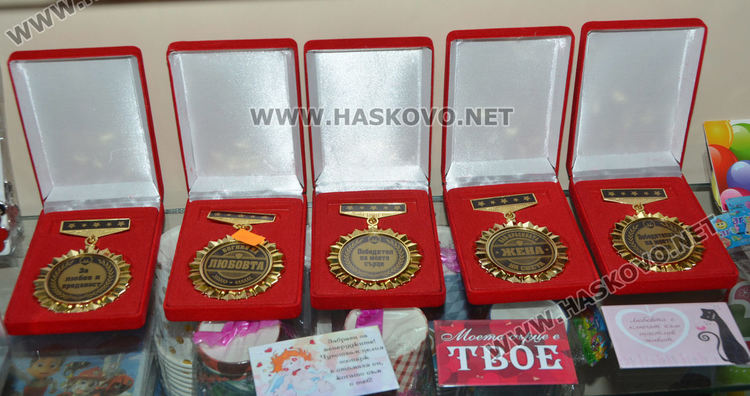 Белезници, зарчета и сърца са сред най-търсените подаръци за Свети Валентин