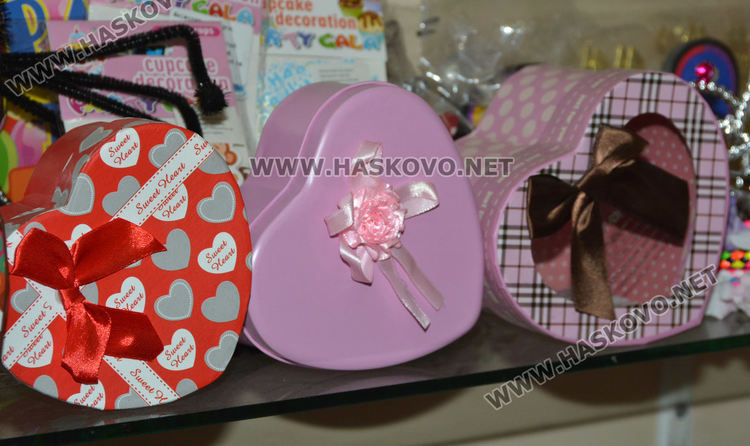 Белезници, зарчета и сърца са сред най-търсените подаръци за Свети Валентин