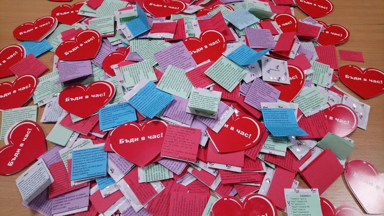 Над хиляда любовни стихове и презервативи раздават на гимназисти в 9 училищата в Смолянско