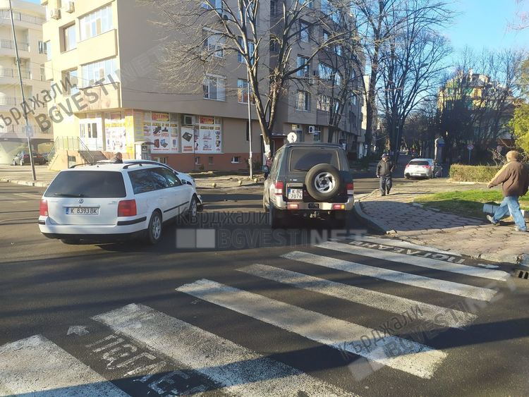 Поредната катастрофа тази сутрин до църквата „Св.Георги”,изселник от Истанбул отне предимството на нашенец /снимки/