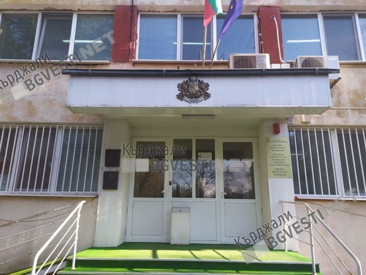 Двама момчилградчани "гушкат" непълнолетни девойки незаконно