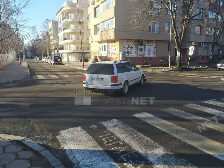 Поредната катастрофа тази сутрин до църквата „Св.Георги”,изселник от Истанбул отне предимството на нашенец /снимки/