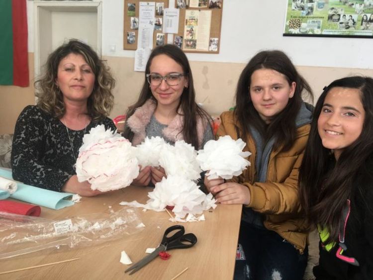 Младите доброволци на БЧК в Джебел провокират фантазията си