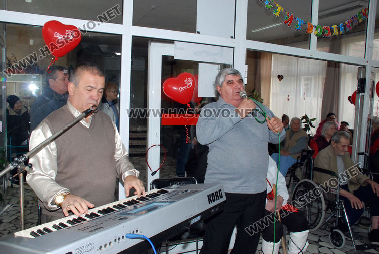 Народни хора, танго и зарязване в Старческия дом за Свети Валентин и Трифон Зарезан