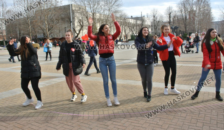 Флашмоб „Обичай разумно-дарявай любов” раздвижи Хасково в Деня на влюбените