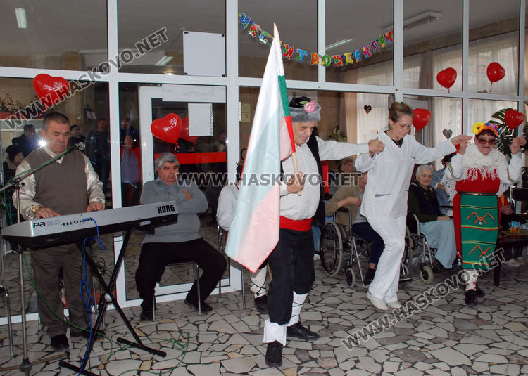 Народни хора, танго и зарязване в Старческия дом за Свети Валентин и Трифон Зарезан