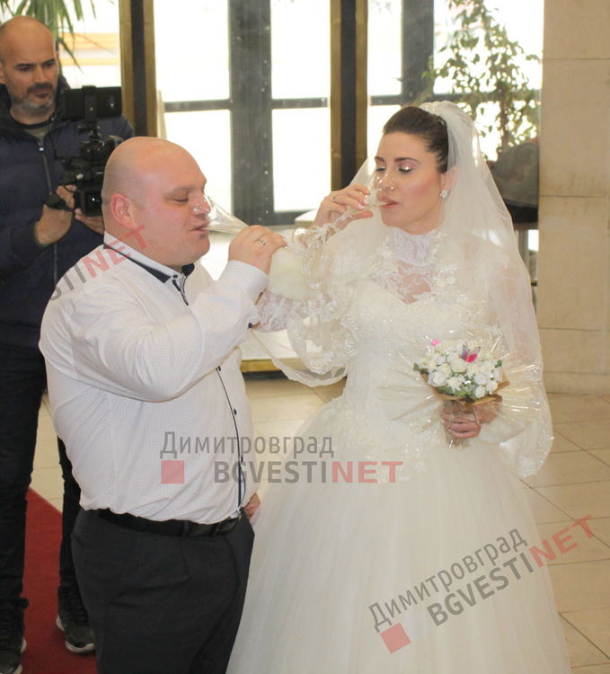 Таня даде шанс на Петко и си казаха ДА! Общината ги изненада с "Божествена светлина"