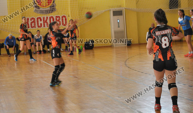 Хасковските  хандбалистки  стартираха в Купа „България“ за девойки до 16 г.