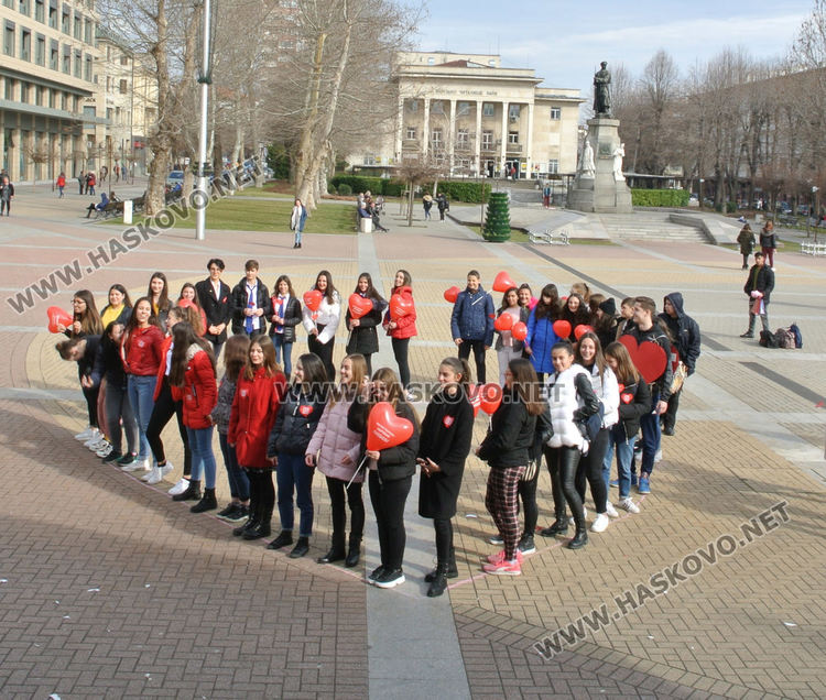 Флашмоб „Обичай разумно-дарявай любов” раздвижи Хасково в Деня на влюбените