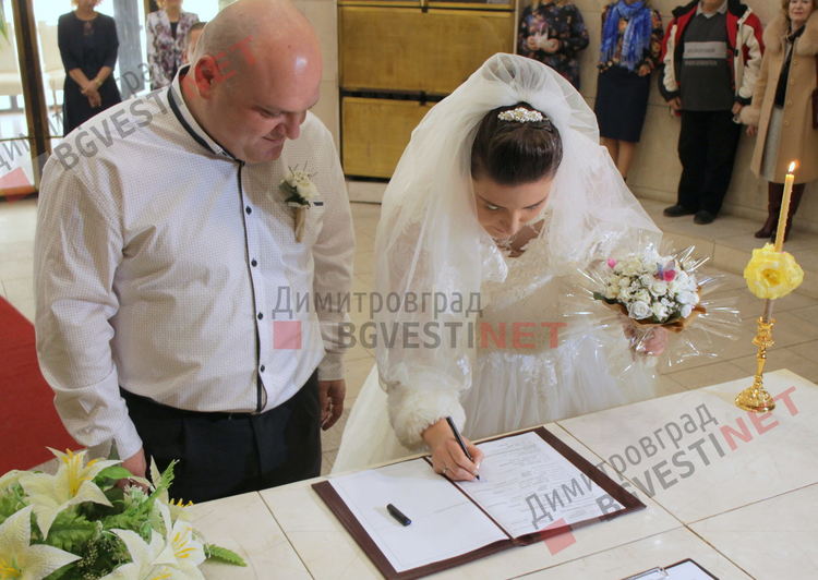 Таня даде шанс на Петко и си казаха ДА! Общината ги изненада с "Божествена светлина"