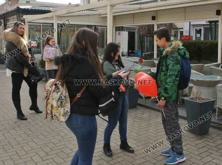 Флашмоб „Обичай разумно-дарявай любов” раздвижи Хасково в Деня на влюбените