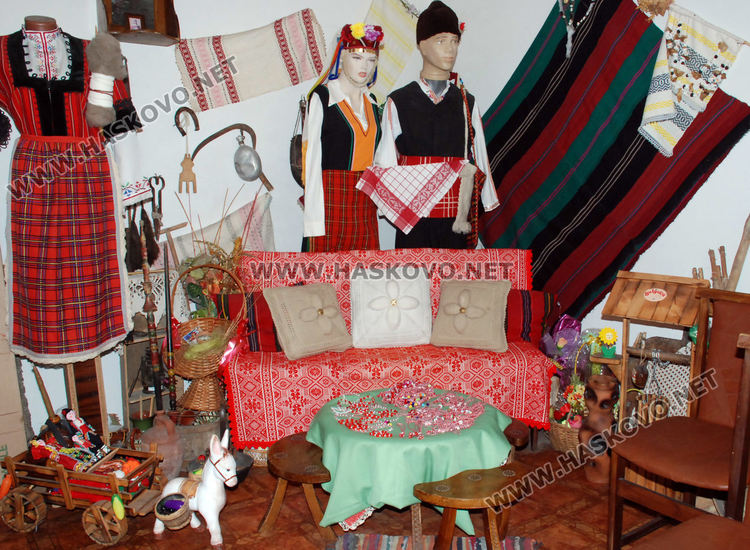 Тракийки пращат 200 мартеници в Одрин - за църквите, Неделното училище и консулството