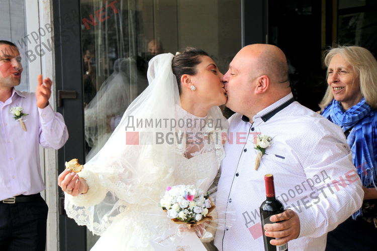 Таня даде шанс на Петко и си казаха ДА! Общината ги изненада с "Божествена светлина"