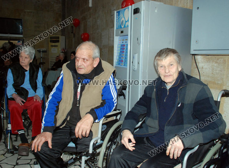 Народни хора, танго и зарязване в Старческия дом за Свети Валентин и Трифон Зарезан