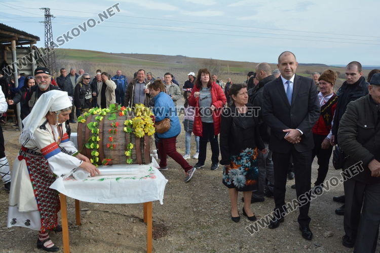 Президентът Радев заряза лозята в Ивайловградско, отпускат 8 млн. лв. за вила "Армира"