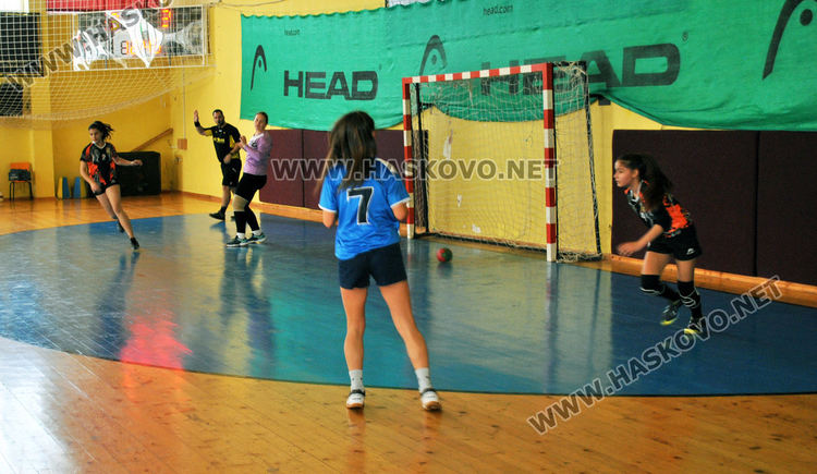 Хасковските  хандбалистки  стартираха в Купа „България“ за девойки до 16 г.