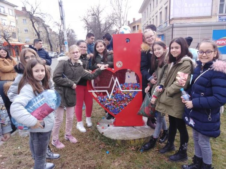 Деца и младежи напълниха метално сърце с капачки за Деня на влюбените