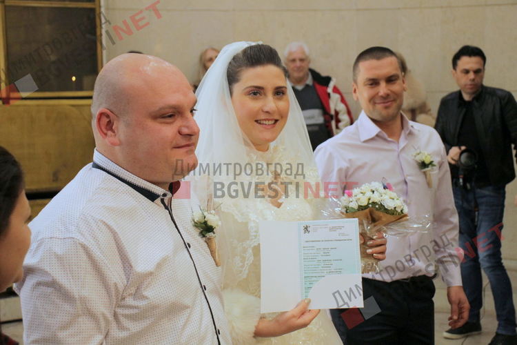 Таня даде шанс на Петко и си казаха ДА! Общината ги изненада с "Божествена светлина"