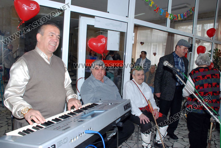 Народни хора, танго и зарязване в Старческия дом за Свети Валентин и Трифон Зарезан