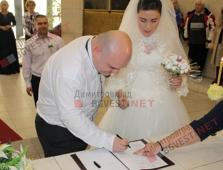 Таня даде шанс на Петко и си казаха ДА! Общината ги изненада с "Божествена светлина"