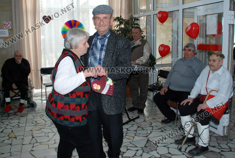 Народни хора, танго и зарязване в Старческия дом за Свети Валентин и Трифон Зарезан