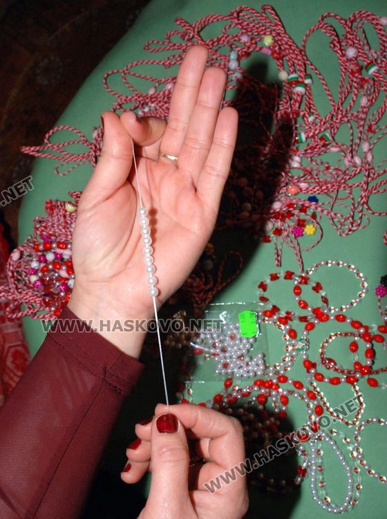 Тракийки пращат 200 мартеници в Одрин - за църквите, Неделното училище и консулството