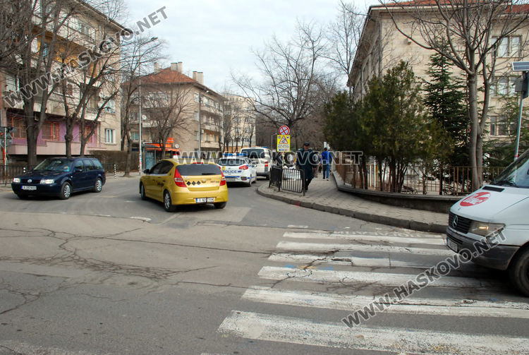 Опел блъсна пешеходец до училище "Васил Левски"