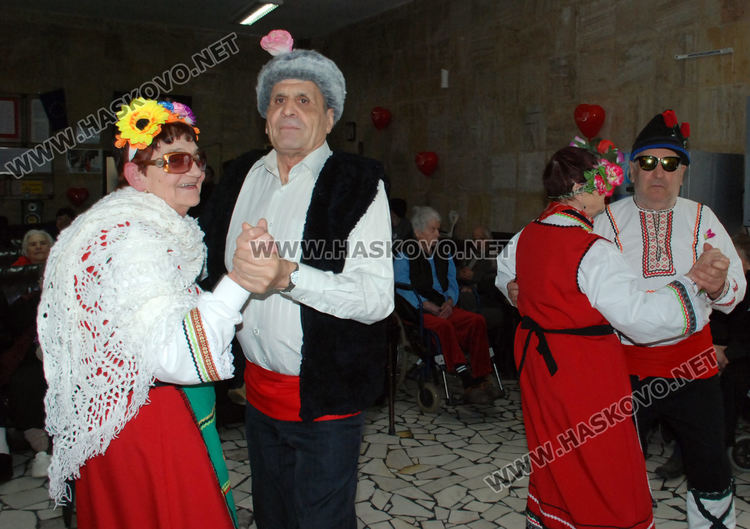 Народни хора, танго и зарязване в Старческия дом за Свети Валентин и Трифон Зарезан