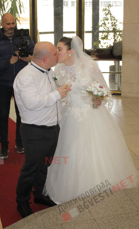 Таня даде шанс на Петко и си казаха ДА! Общината ги изненада с "Божествена светлина"